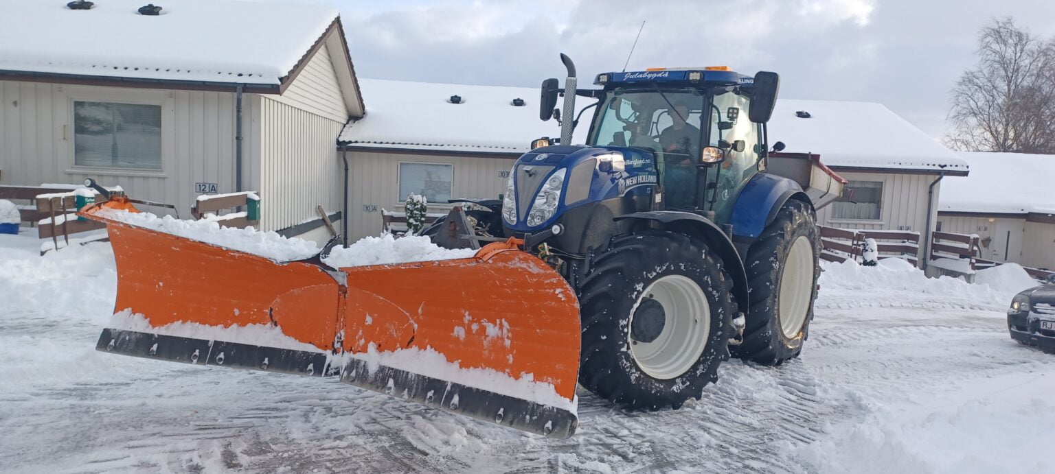 Brøyting, traktor med brøyteredskaper montert