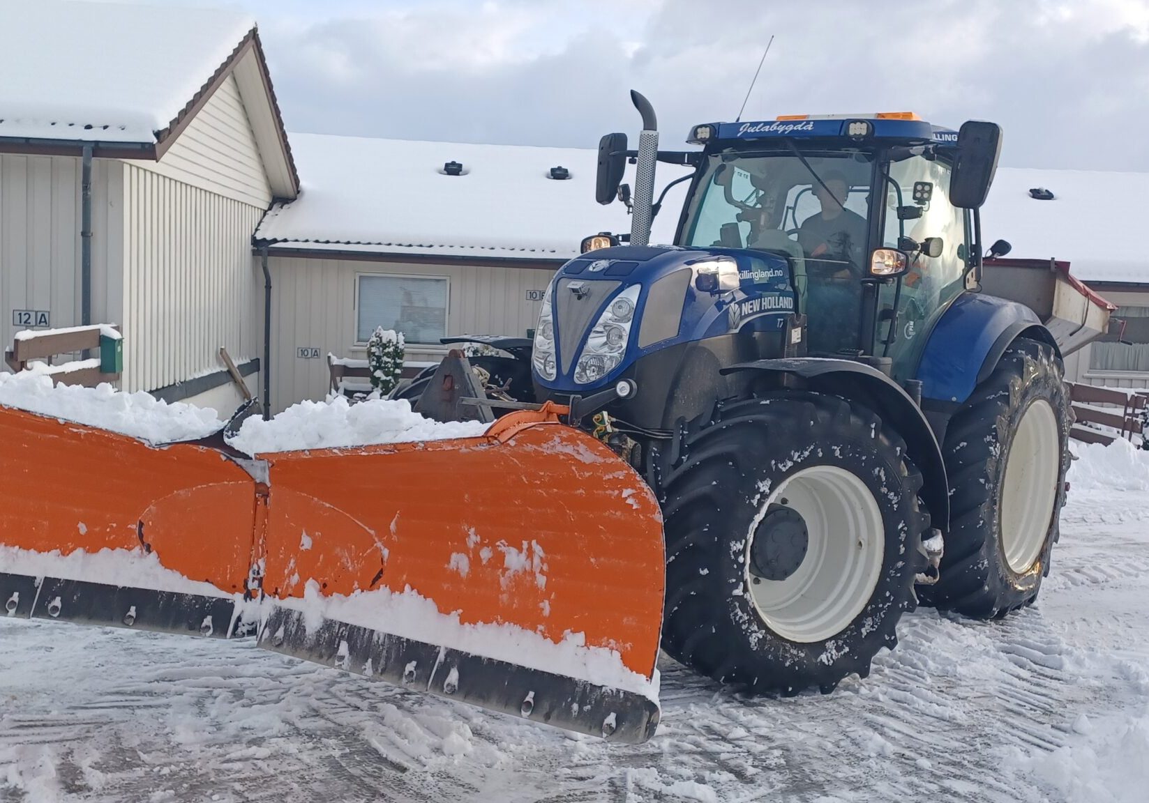 Brøyting, traktor med brøyteredskaper montert