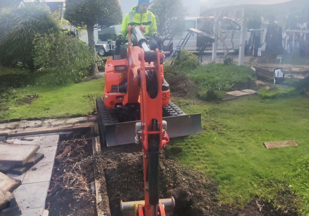 Gravemaskin - gravearbeid i hage