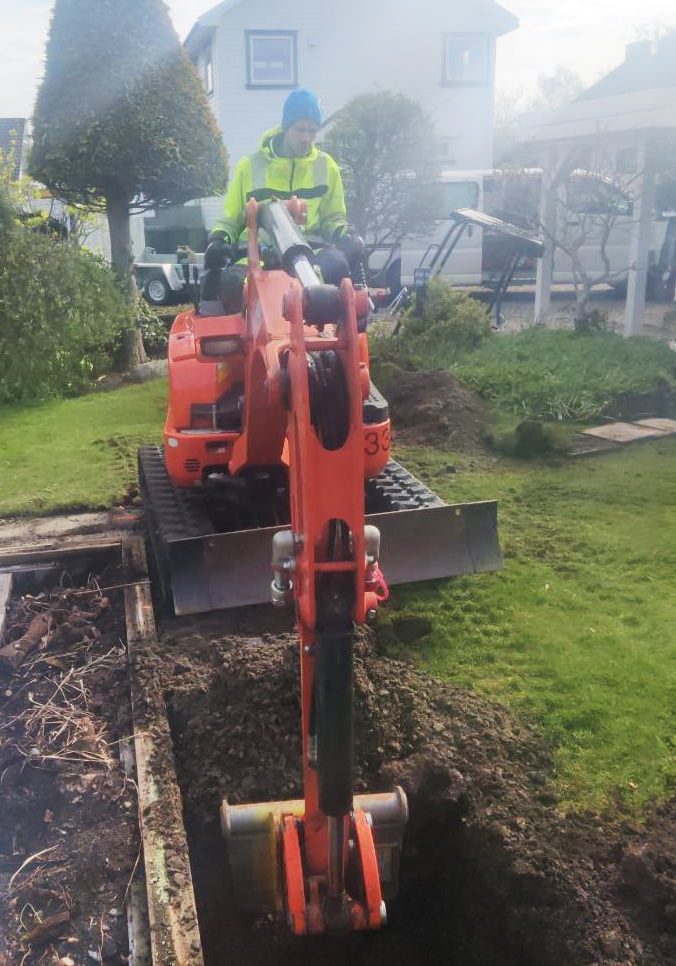 Gravemaskin - gravearbeid i hage
